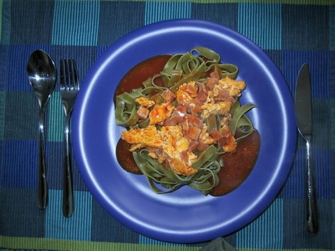 <i>Nudeln</i><i>mit Tomaten</i><i>und Schinken</i>